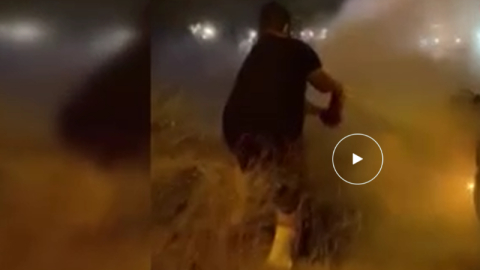 Alev alan motosiklete,kırık ayağıyla yardım etti