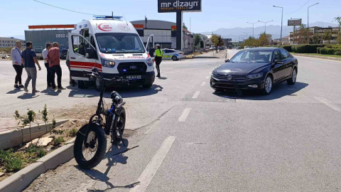 Elektrikli bisiklet ile otomobil çarpıştı