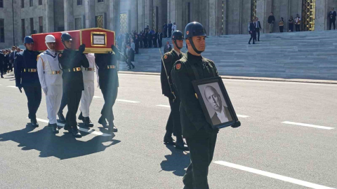 Eski TBMM Başkanı Karakaş için tören düzenlendi