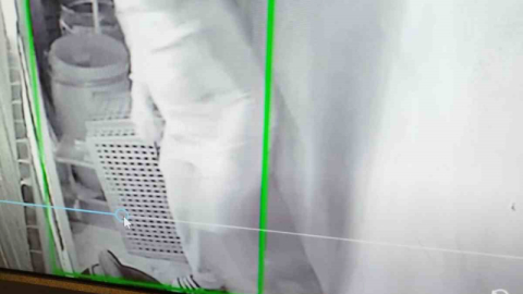 3 hırsız yüzlerini kamufle edip kapattı, terlikten kimlikleri belirlendi