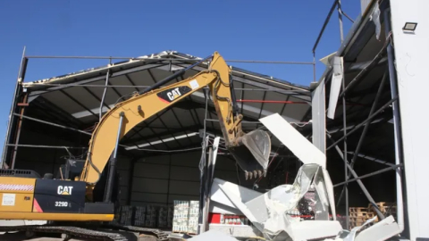 Nilüfer Belediyesi, Başköy’de ruhsatsız depoyu yıktı