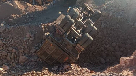 Kontrolden çıkan hafriyat kamyonu devrildi