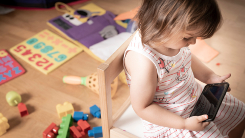 Ekran bağımlılığı olan çocuklarda miyop tehlikesi