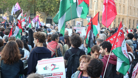 Paris'te binlerce kişi İsrail'i protesto etti