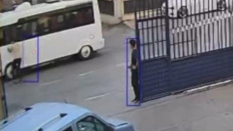 Sürücüsüz ilerleyen aracı böyle durdurdu