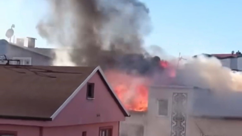 Bursa’da 3 katlı binanın çatısı alev alev yandı