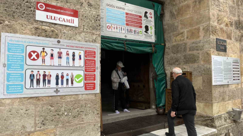 Tarihi cami ziyaretlerine kıyafet mecburiyeti getirildi