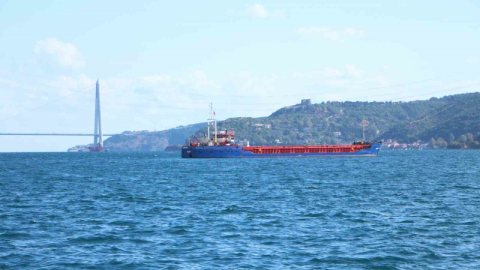 İstanbul Boğazı’nda kaza yapan "ARTVİN" isimli gemi Sarıyer’e getirildi