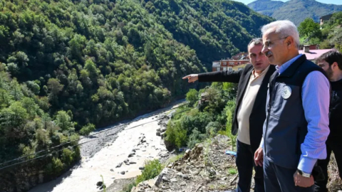 Bakan Uraloğlu Artvin'de sel ve heyelan hasarlarını inceledi