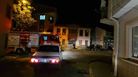Depremlerin durmadığı Sındırgı’da vatandaşlar geceyi dışarıda geçirdi