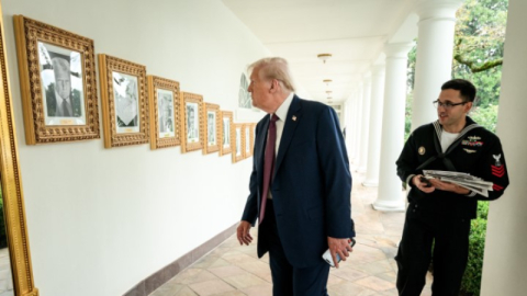 Beyaz Saray'da Biden'ın portresi yerine otomatik imza makinesinin fotoğrafı kullanıldı