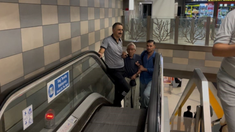 Çocukların çarptığı yaşlı adam metro raylarına düştü