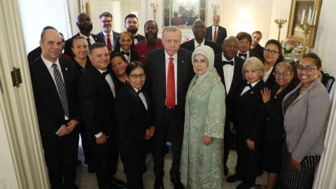 Cumhurbaşkanı Erdoğan, Blair House çalışanlarıyla hatıra fotoğrafı çektirdi