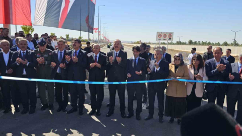 Bakan Şimşek önce yolu açtı, sonra TOGG ile geçti