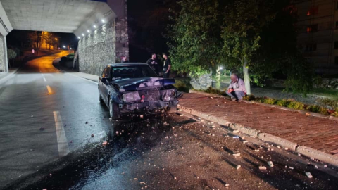 Bursa’da alkollü araç sürücüsü, elektrik direğine çarpıp olay yerinden kaçtı