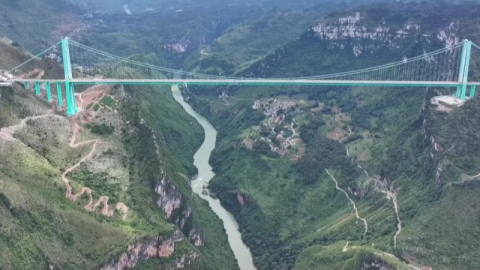 Çin’de inşa edilen dünyanın en yüksek köprüsü trafiğe açıldı