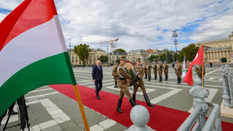 TBMM Başkanı Kurtulmuş'tan Meçhul Asker Anıtı'na çelenk