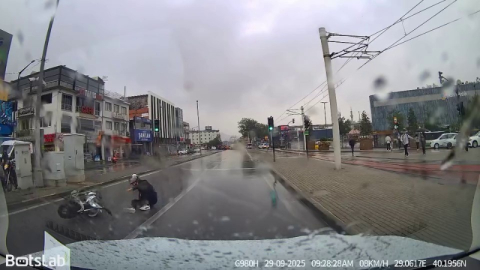 Bursa’da motosikletli yağışlı havada drift attı