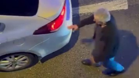 Alkollü sürücü tek şeritli yolda trafiği kesti