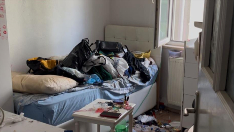 Çöp eve dönen daireden 2 kamyon atık çıktı