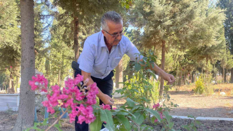 Oğlunu kaybettikten sonra mezarlığı adeta parka dönüştürdü
