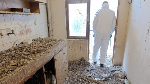 Bursa’da çöp eve dönen bina mahkeme kararıyla boşaltıldı