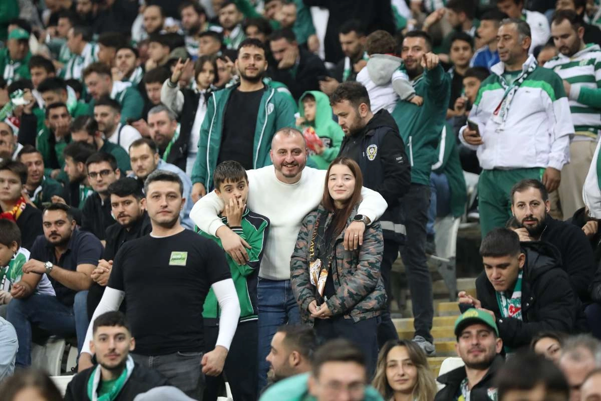 (FOTO GALERİ) Bursaspor-Menemen FK Taraftar Fotoğrafları-1