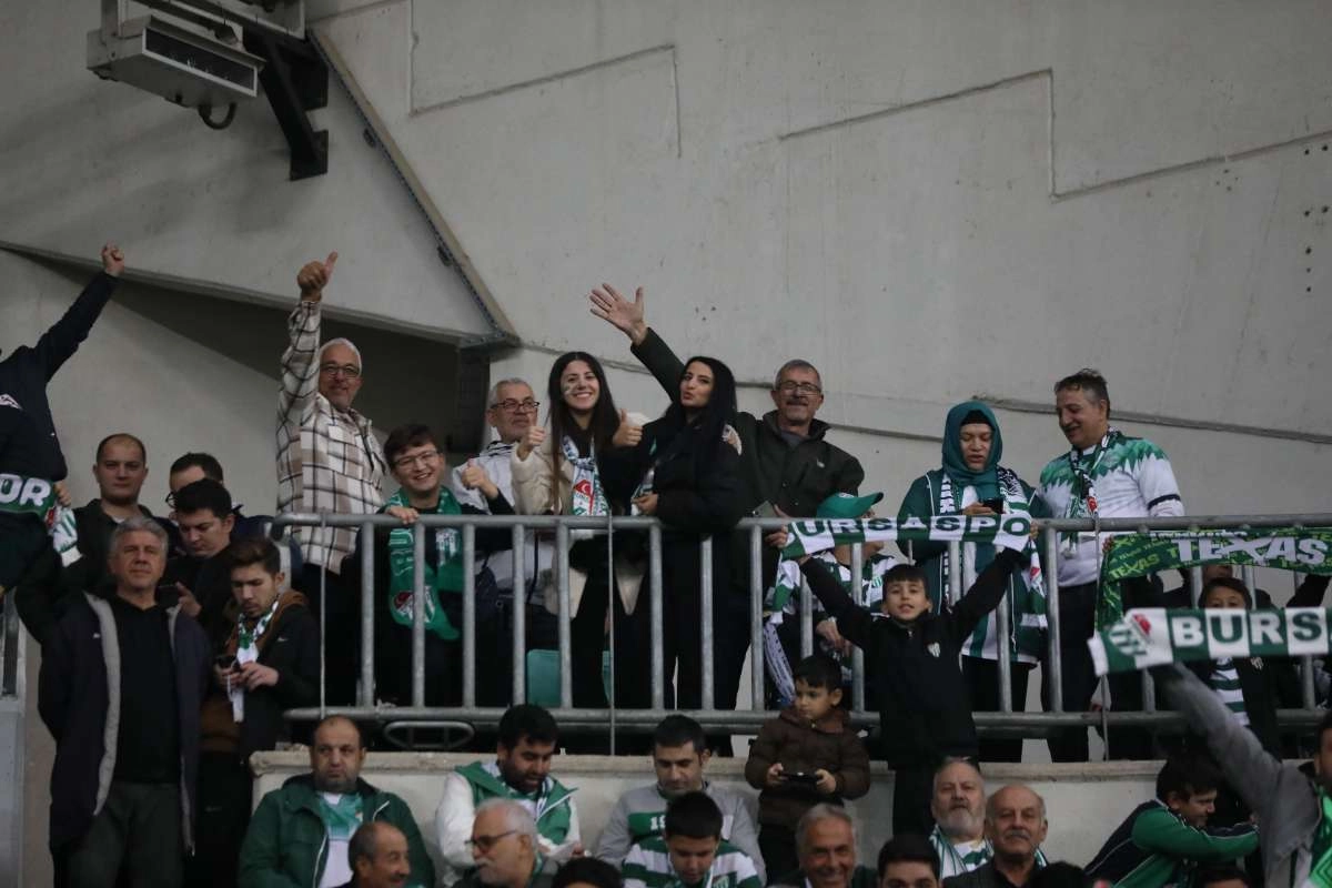 (FOTO GALERİ) Bursaspor-Menemen FK Taraftar Fotoğrafları-1