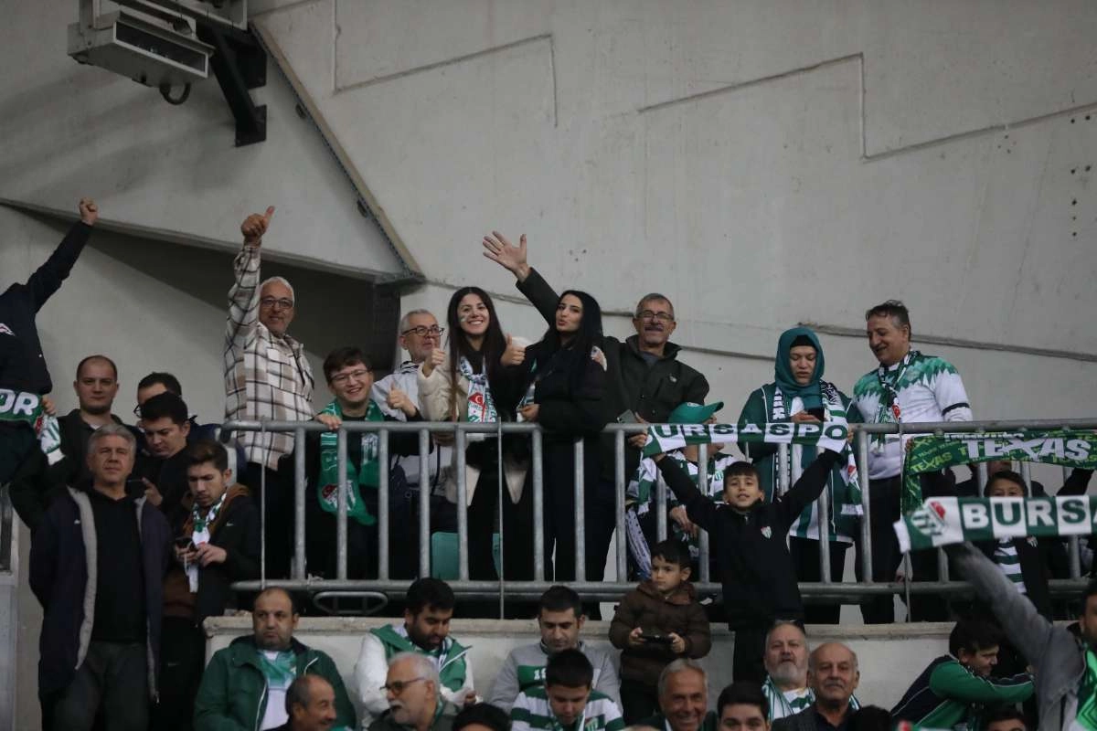 (FOTO GALERİ) Bursaspor-Menemen FK Taraftar Fotoğrafları-1