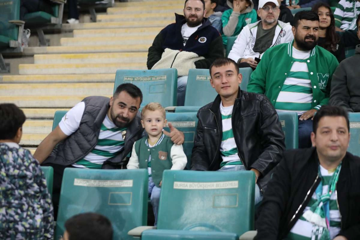 (FOTO GALERİ) Bursaspor-Menemen FK Taraftar Fotoğrafları-1