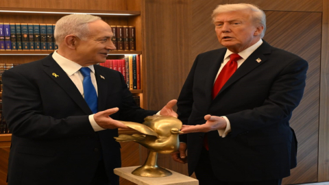 Netanyahu, Trump'a "Altın Güvercin" hediye etti