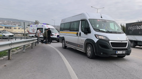 Servis minibüsünün çarptığı yaşlı adam ağır yaralandı.