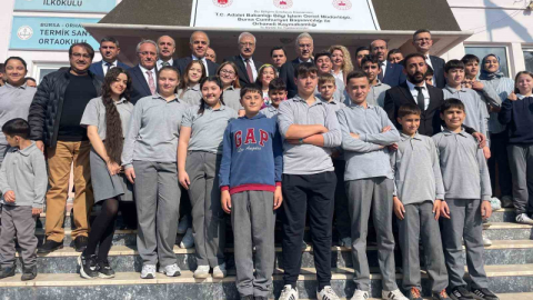 Köy okulu çocuklarının bilgisayar sevinci