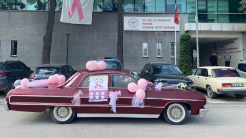 Klasik otomobil ile meme kanserine dikkat çekti