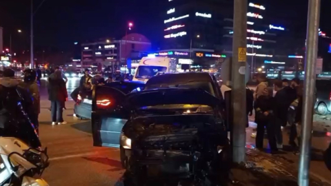 Bursa’da hafif ticari araç ile otomobil çarpıştı: 3 yaralı