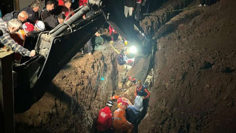 Kanalizasyon çukuru kazarken göçük altında kalan iki kardeş toprağa verildi