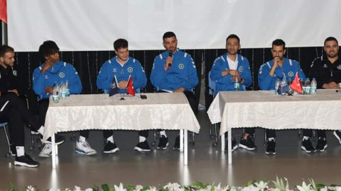 Bursa BŞB voleybolcuları öğrencilerle buluştu