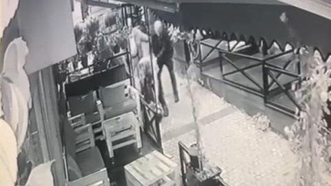 Bursa’da mekana alınmayan alkollü şahıs dehşet saçtı