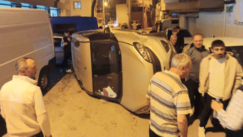 Kontrolden çıkan otomobil yan döndü