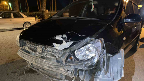 Motosiklet ile otomobil çarpıştı