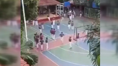 Endonezya'da camide cuma namazı sırasında patlama