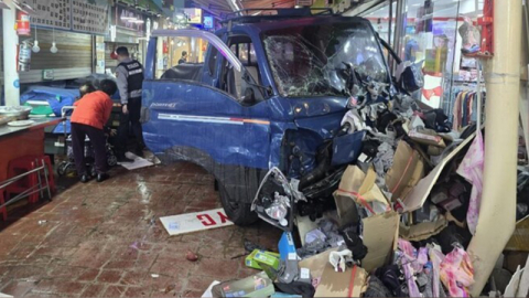 Güney Kore'de araç pazara daldı: 2 ölü, 18 yaralı