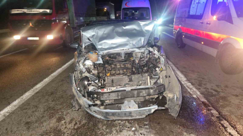 Kırmızı ışıkta duran otomobile arkadan çarptı