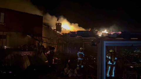 Kafede çıkan yangın işletmeyi küle çevirdi