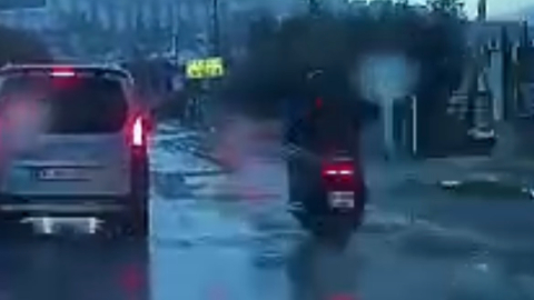 İş yerine girmek isteyen otomobile motosiklet çarptı