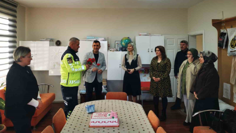 Karacabey’de jandarmadan Öğretmenler Günü’nde anlamlı ziyaret