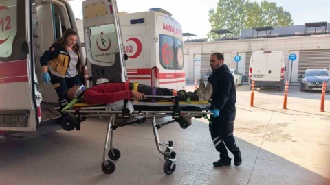 Devrilen tırın sürücüsü yaralandı