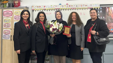 YASAV’dan “Yılın Öğretmeni” ödülü Nurten Kaya’ya