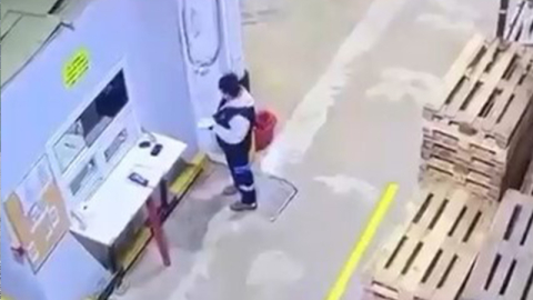 Paletlerin altında kalmaktan son anda kurtuldu