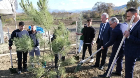 İnegöllü gençler 32 fidanı toprakla buluşturdu